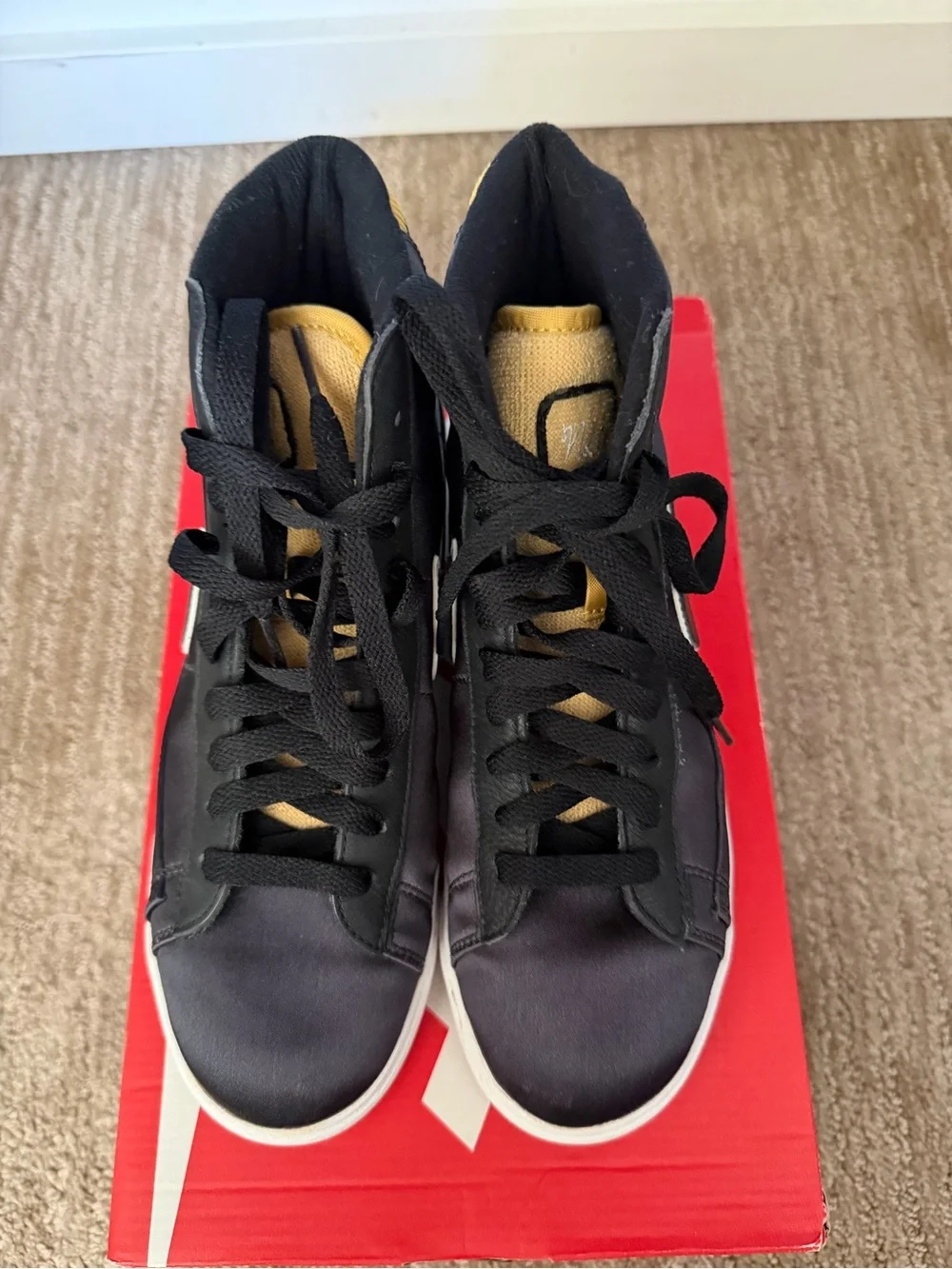 Nike Woman Black High-Top Sneakers with Yellow Stripe Detail
